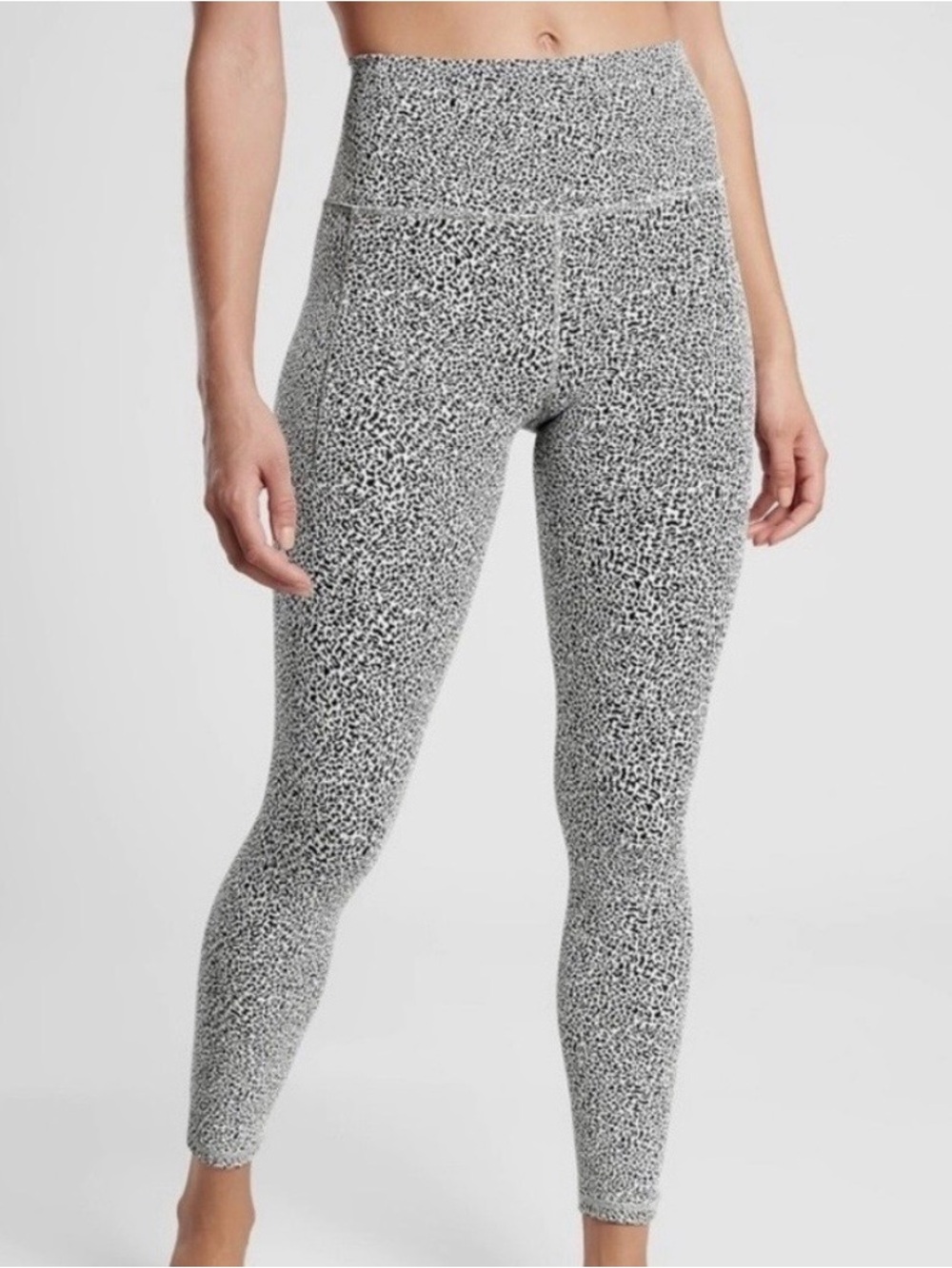 ATHLETA White Black Salutation Stash High Rise Textured 7/8" Tights, Size Large